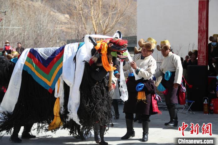 圖為民間藝人表演加麻百·甲江。　倫珠澤仁 攝