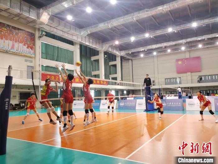 圖為全國(guó)青少年女排在天津進(jìn)行集訓(xùn)?！√旖蝮w育學(xué)院供圖