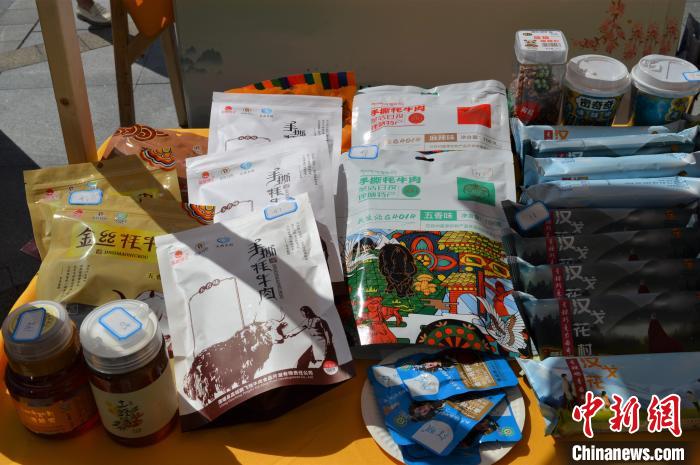 推介活動(dòng)上的農(nóng)特產(chǎn)品展示?！≈炝杞?攝