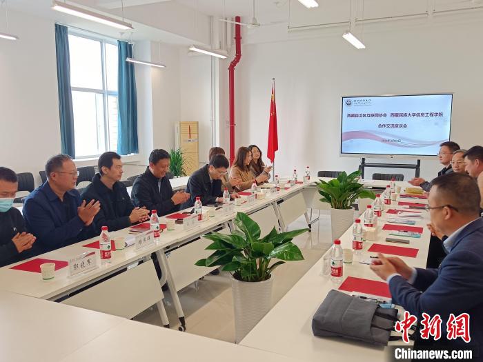 圖為座談會議現(xiàn)場。　格桑 攝