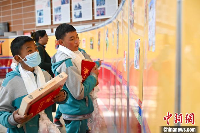 圖為學(xué)生參觀繪畫展?！≮w朗 攝