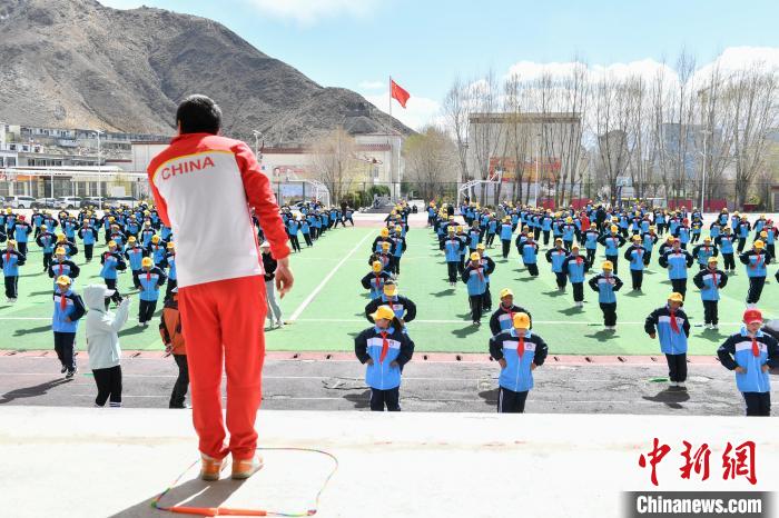 圖為學(xué)生在跳繩教練齊景龍的指導(dǎo)下做準(zhǔn)備運動。　貢嘎來松 攝