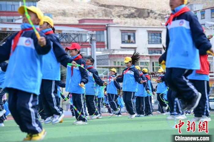 圖為學(xué)生正在練習(xí)跳繩?！∝暩聛硭?攝