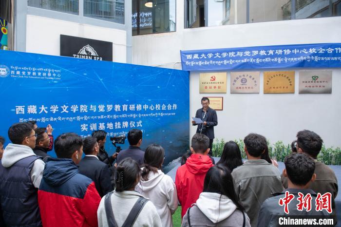 圖為企業(yè)代表發(fā)言?！∝暩聛硭?攝