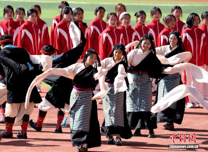 西藏拉薩:運(yùn)動會開幕式上的“最炫民族風(fēng)”