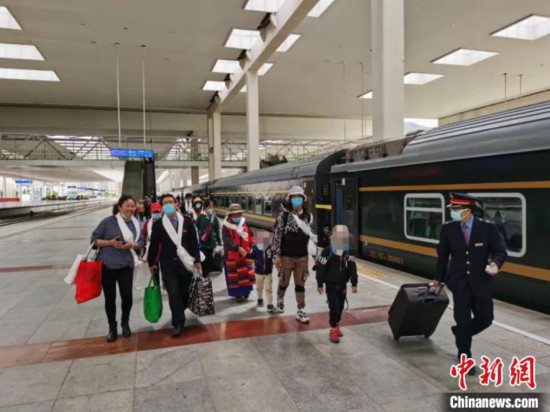 圖為拉薩車站工作人員為西藏先心病患兒和陪同人員提供“綠色”接力幫扶，并開通了專門通道，讓他們快速進(jìn)站上車。拉薩車站 供圖