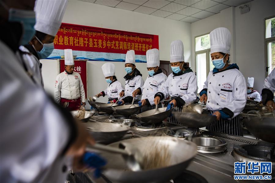 （新華全媒頭條·走向我們的小康生活·圖文互動(dòng)）（2）扎西德勒，我們的新家園——西藏易地扶貧搬遷搬出幸福美好新生活