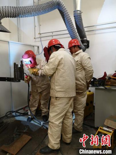 圖為學員正在進行電焊技能學習?！》尔惙?攝