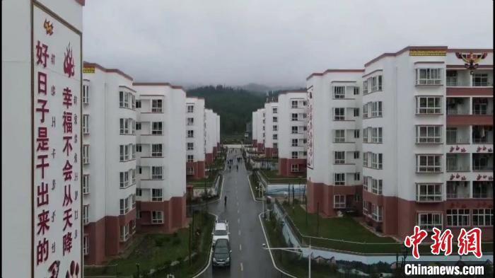 越西縣最大的易地扶貧搬遷安置點(diǎn)——城北感恩社區(qū)?！『武?攝