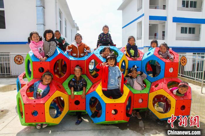 喜德縣一學(xué)校內(nèi)，孩子們露出開心的笑容?！柟拍救?攝