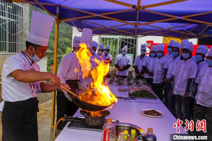 喜德縣冕山鎮(zhèn)舉辦的廚師培訓(xùn)班上，老師正在示范回鍋肉的做法?！柟拍救?攝