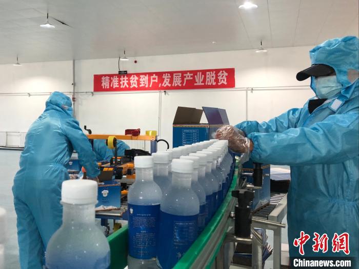 圖為阿里地區(qū)措勤縣某飲用水加工公司，該公司以“基地+公司+貧困民眾”為運(yùn)營模式，帶動貧困民眾68戶232人?！≈x牧 攝
