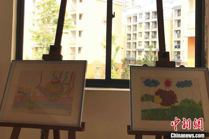 圖為會澤縣城易地扶貧搬遷點一所小學(xué)內(nèi)擺放著的學(xué)生畫作?！】姵?攝