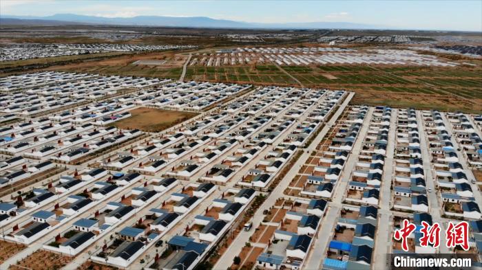 圖為航拍的武威市古浪縣黃花灘生態(tài)移民區(qū)富民新村。(資料圖) 李亞龍 攝