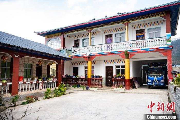 1月30日，嘎腰村，僜人苦梅夏自家的兩層樓房。<a target='_blank' ><p  align=