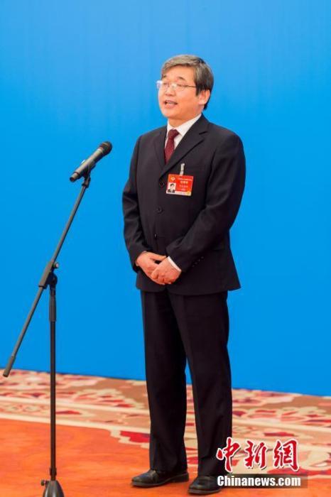 3月10日，全國政協(xié)十三屆四次會議第三場“委員通道”采訪活動(dòng)在北京人民大會堂新聞發(fā)布廳舉行。圖為全國政協(xié)委員阿拉坦倉通過網(wǎng)絡(luò)視頻方式接受媒體采訪。<a target='_blank' ><p  align=