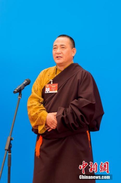 3月10日，全國政協(xié)十三屆四次會議第三場“委員通道”采訪活動(dòng)在北京人民大會堂新聞發(fā)布廳舉行。圖為全國政協(xié)委員洛桑山丹通過網(wǎng)絡(luò)視頻方式接受媒體采訪。<a target='_blank' ><p  align=