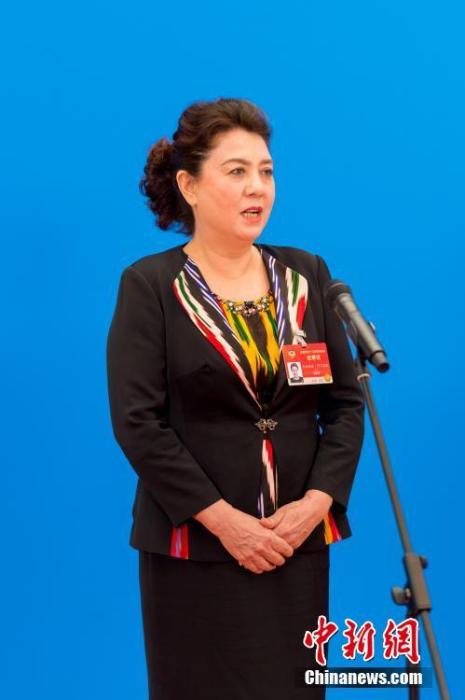 3月10日，全國政協(xié)十三屆四次會議第三場“委員通道”采訪活動(dòng)在北京人民大會堂新聞發(fā)布廳舉行。圖為全國政協(xié)委員古麗帕麗·阿不都拉通過網(wǎng)絡(luò)視頻方式接受媒體采訪。<a target='_blank' ><p  align=