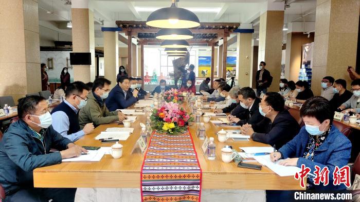 圖為國家糧食產(chǎn)業(yè)(青稞深加工)技術(shù)創(chuàng)新分中心在西藏拉薩掛牌儀式現(xiàn)場?！∝暽＠?攝