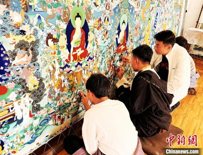 青海唐卡藝術(shù)小鎮(zhèn)：“勞模畫師”師帶徒，文化扶貧富一方
