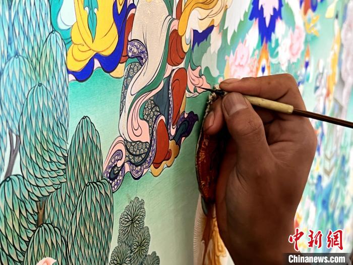 圖為畫師繪畫唐卡?！●R文莉 供圖