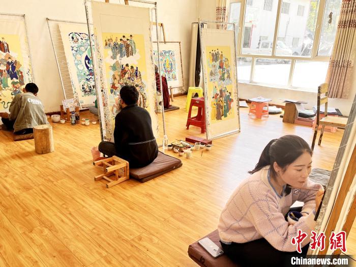 圖為畫室內(nèi)學(xué)徒練習(xí)繪畫唐卡。　馬文莉 供圖