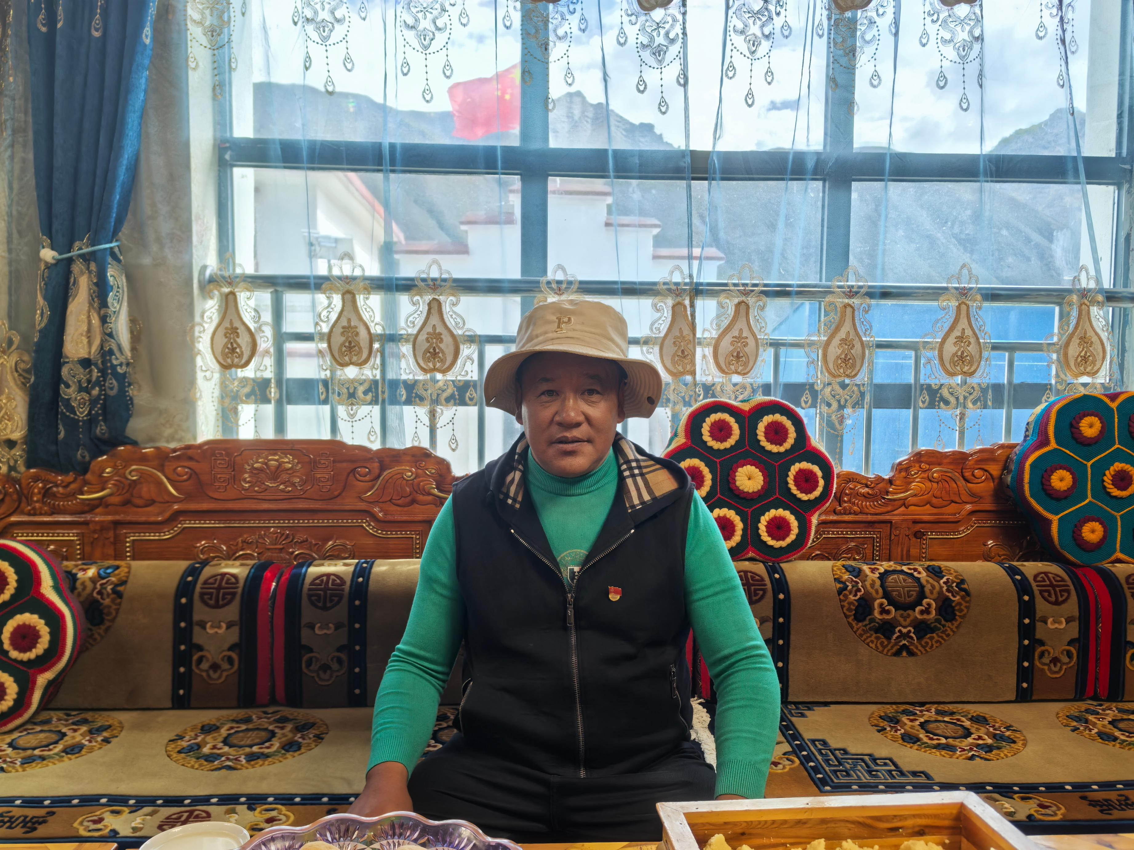 斯定咔村村民在自家客廳。 人民網(wǎng)記者 黃玉琦攝