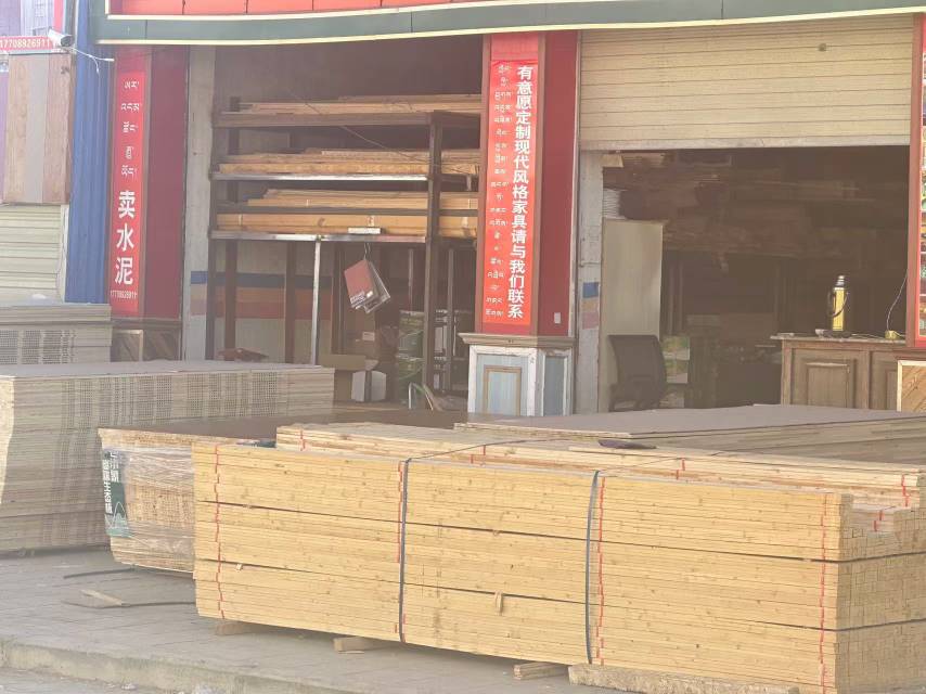 白朗縣頗羅鼐大道西段人行道擺放建材。圖片由留言網(wǎng)友提供