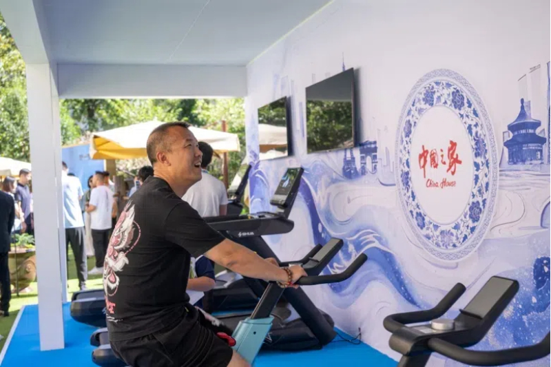 參觀者在智慧體育公園體驗動感單車。巴黎