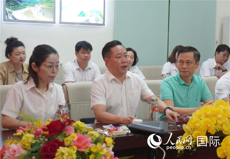 越中電力公司董事長(zhǎng)李志雄（前排左二）介紹越南電力情況。葛沙莎攝