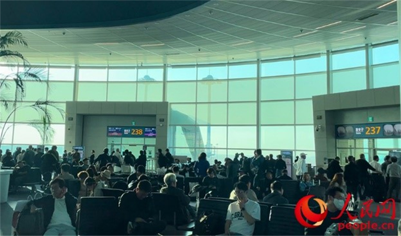 仁川機(jī)場(chǎng)等待登機(jī)的旅客。人民網(wǎng) 李帆攝