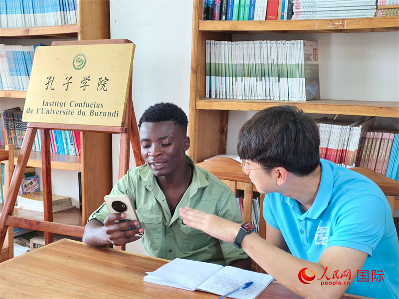 孔院教師在輔導(dǎo)學(xué)生。人民網(wǎng)記者 黃培昭攝