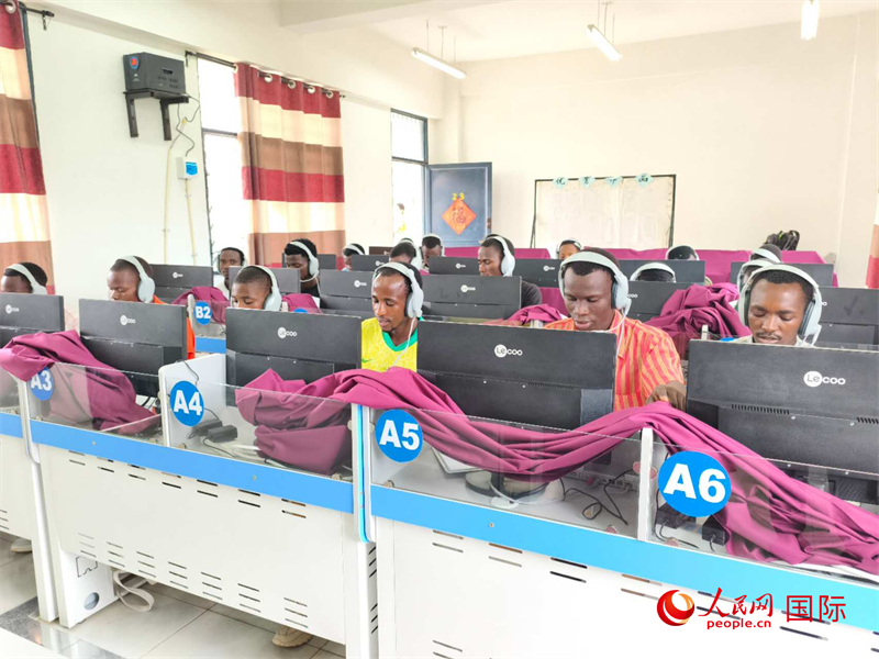 學(xué)生們正在上聽力課。人民網(wǎng)記者 黃培昭攝