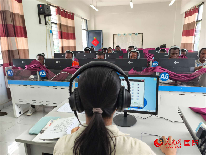 在聽力教室內(nèi) 。人民網(wǎng)記者 黃培昭攝