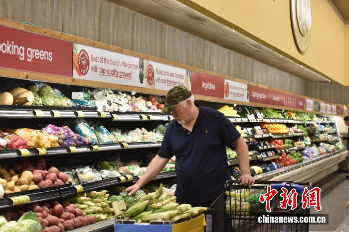 當(dāng)?shù)貢r間7月18日，美國密歇根大學(xué)公布報告顯示，7月美國消費者信心指數(shù)升至61.8，為近5個月以來的最高值。圖為美國民眾在馬里蘭州羅克韋爾一超市購物。 <a target='_blank' href='/' _fcksavedurl='/'><p  align=