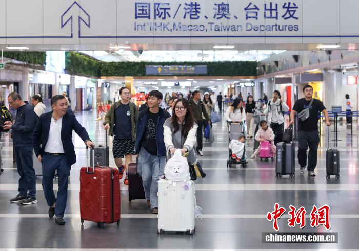 10月8日是國慶中秋假期最后一天，大量旅客在北京首都國際機(jī)場出行。 <a target='_blank' href='/' _fcksavedurl='/'><p  align=