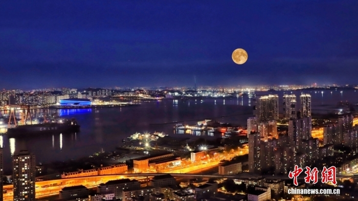 遼寧大連，中秋節(jié)一輪圓月從大連梭魚灣東方海岸線升起。