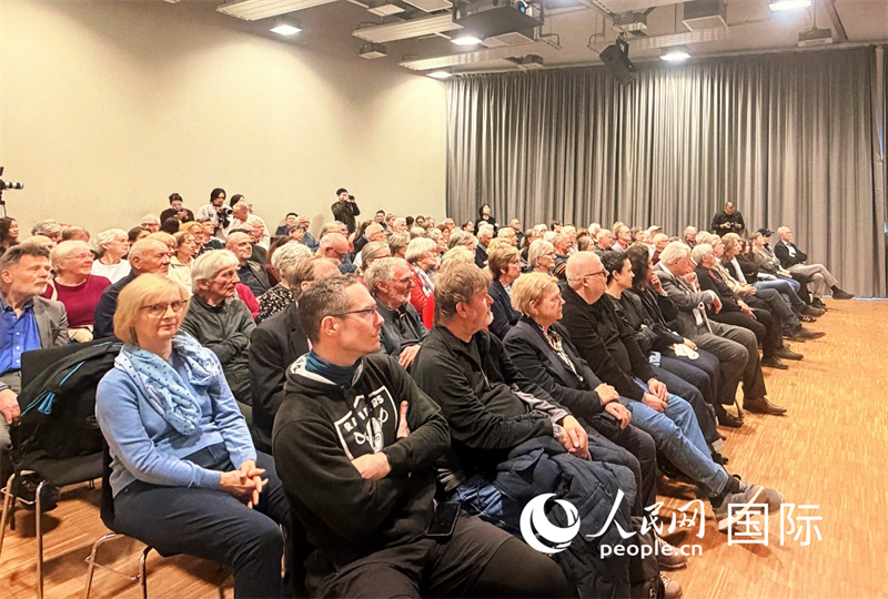 （當(dāng)?shù)貢r(shí)間4月9日，柏林中國文化中心舉辦“中國故事”系列講座之“騎行中國：喜馬拉雅、絲綢之路與重走長征路”，圖為講座現(xiàn)場。 人民網(wǎng)記者 劉赫攝）