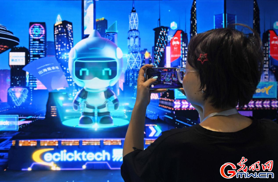 組圖丨AI、網(wǎng)絡(luò)安全、跨境電商……數(shù)字經(jīng)濟(jì)如此 “陜”耀