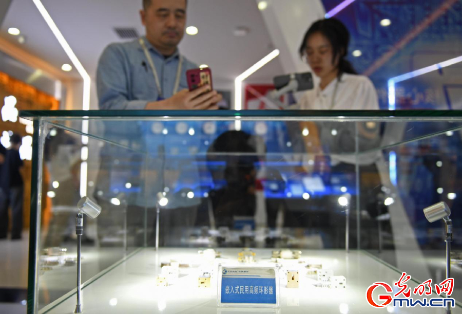 組圖丨AI、網(wǎng)絡(luò)安全、跨境電商……數(shù)字經(jīng)濟(jì)如此 “陜”耀