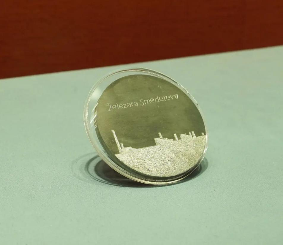 2016年6月，塞爾維亞斯梅戴雷沃鋼廠工人贈送習近平主席的鋼板雕刻工廠剪影紀念牌。胡楊 攝