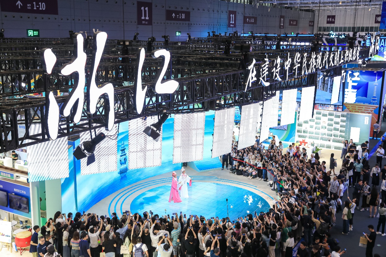 越劇《梁祝》備受參展觀眾喜愛。主辦方供圖