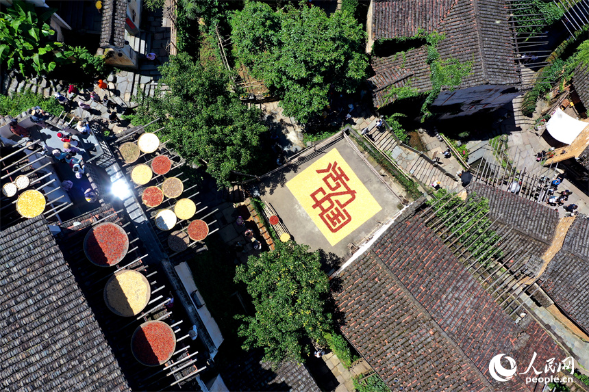 篁嶺曬秋大媽用農(nóng)作物曬出“活力中國”。人民網(wǎng)記者 時(shí)雨攝