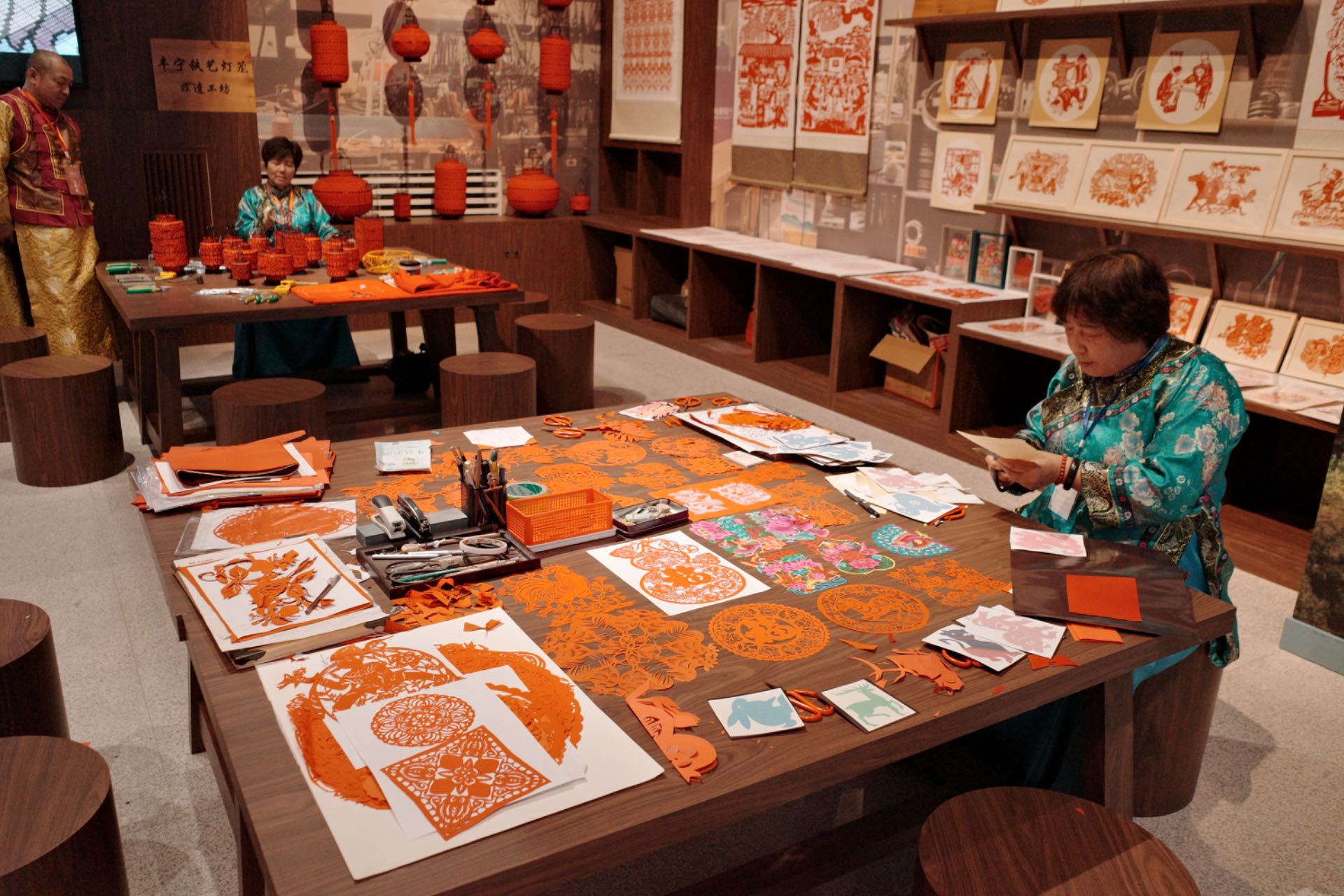 “氣象萬(wàn)千——中國(guó)非遺保護(hù)實(shí)踐主題展”上，非遺傳承人現(xiàn)場(chǎng)展示。人民網(wǎng)記者 劉微攝