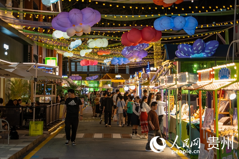 6月21日，貴陽新印廠霓虹閃爍，映照城市夜生活。人民網(wǎng) 陽茜攝