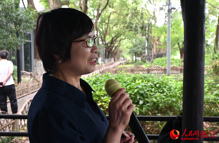 面向運河，任國萍放聲歌唱。人民網(wǎng)記者 張麗瑋