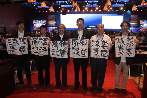 顧風(fēng)（左三）在會(huì)場(chǎng)合照留念。受訪者供圖