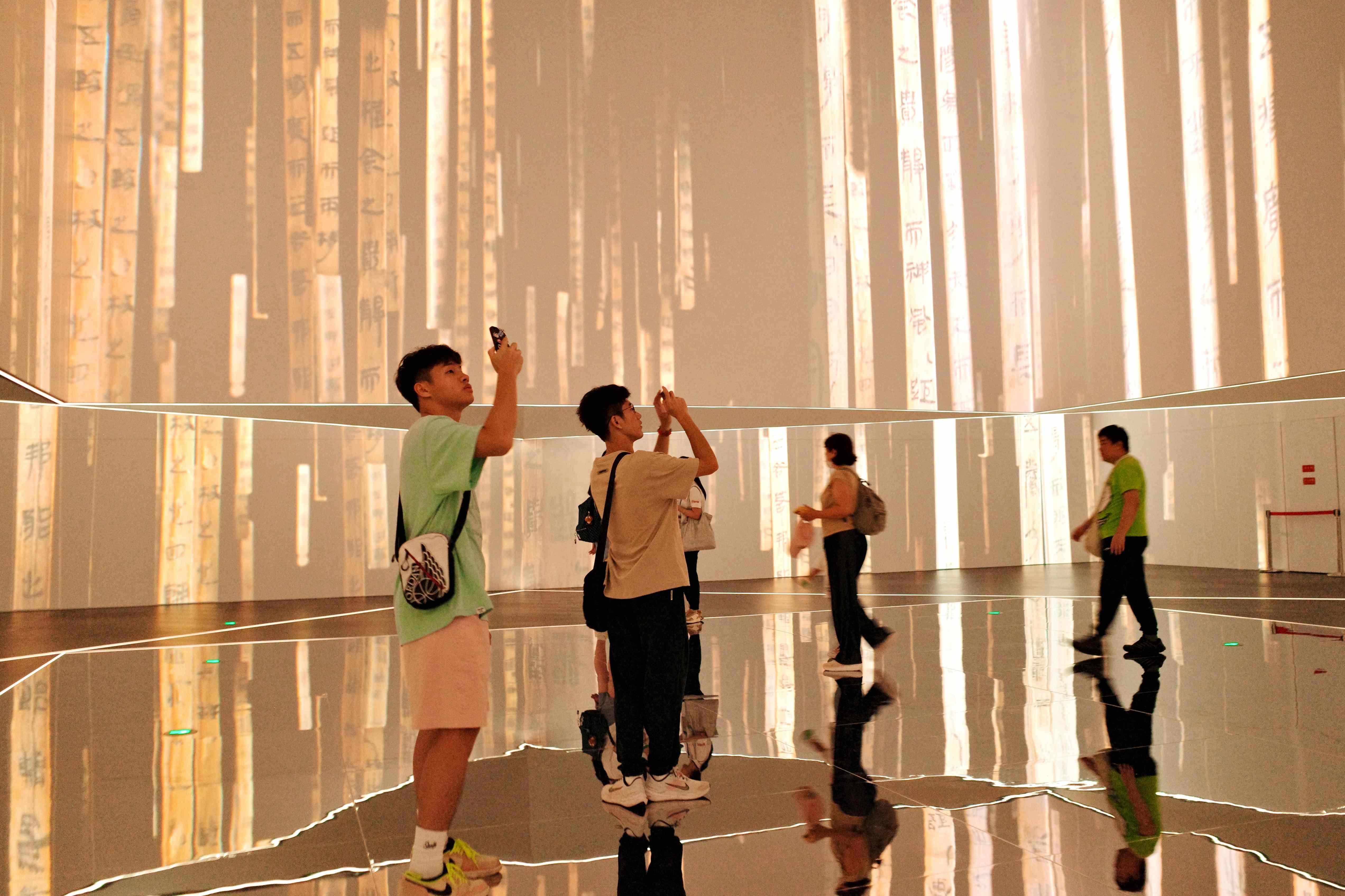 觀眾在湖南博物院沉浸式觀展。人民網(wǎng)記者 劉微攝