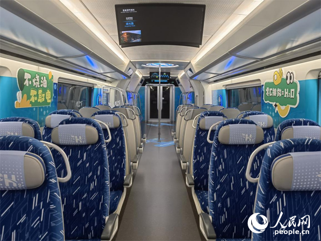 我國首列氫能源市域列車由位于吉林省的中車長客股份有限公司自主研制，該列車不燒油，不取電，可實現(xiàn)零碳排放。人民網(wǎng)記者 馬俊華攝