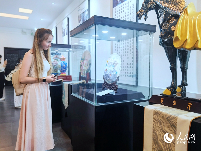 來自白俄羅斯的留學(xué)生喀秋莎駐足欣賞牡丹瓷。人民網(wǎng)記者 尚明楨攝